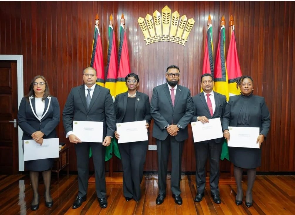 President Ali with the judges sworn in