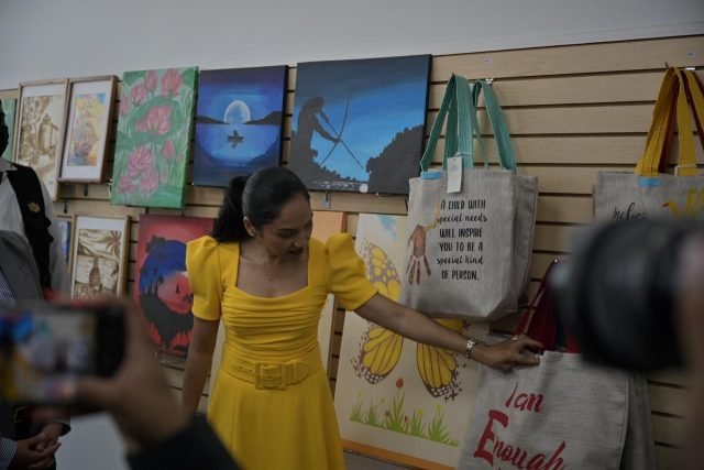First Lady Arya Ali examines items on display