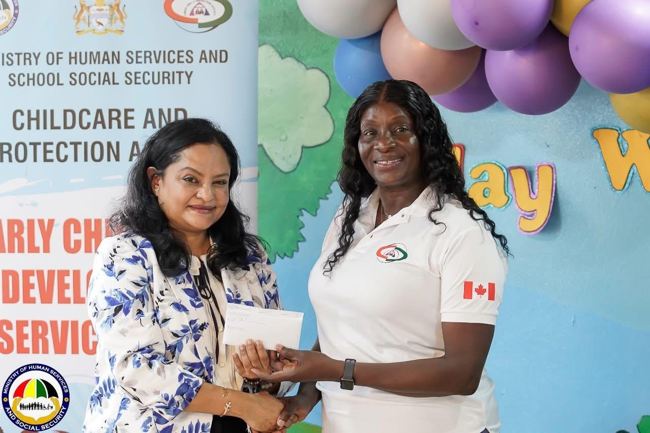 A representative of one of the centres receives the grant (Credit: Human Services and Social Security Ministry)
