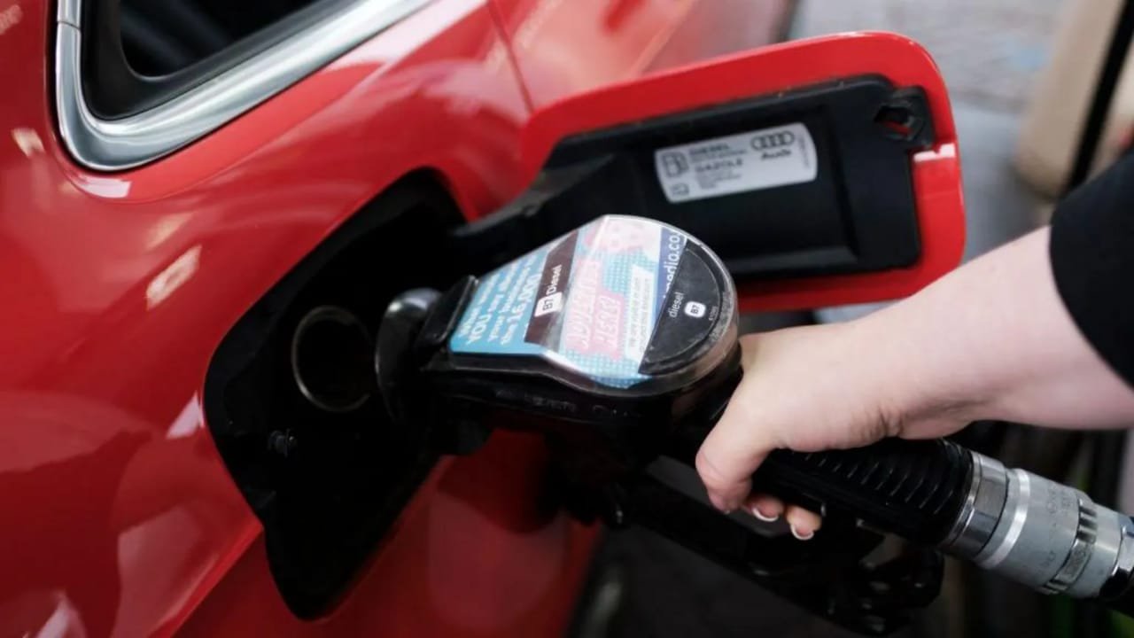 Crude oil prices impact payment at pumps (Getty Images)
