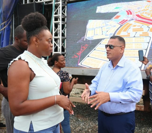 Minister Croal speaks with a resident (CH&PA photo)