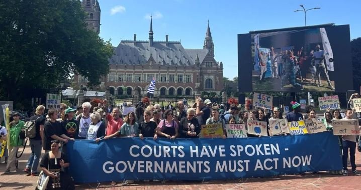 Governments and climate campaigners at the Hague on Wednesday (Dorka Bauer photo)