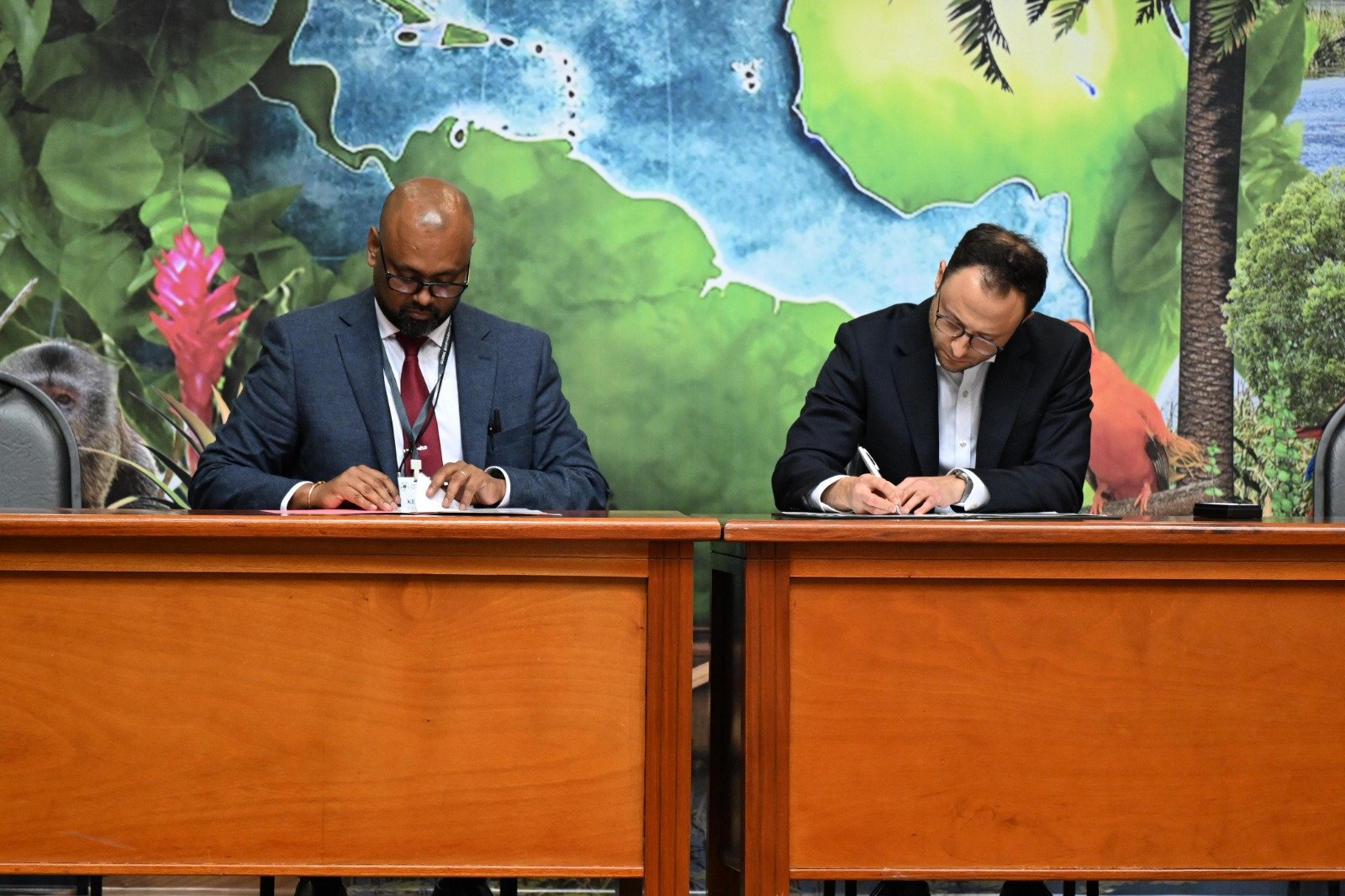 The signing of the agreement (DPI photo)