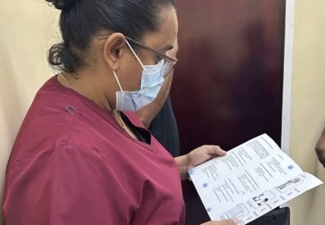 Frontline workers received SARI/ILI sensitization materials (PAHO photo)
