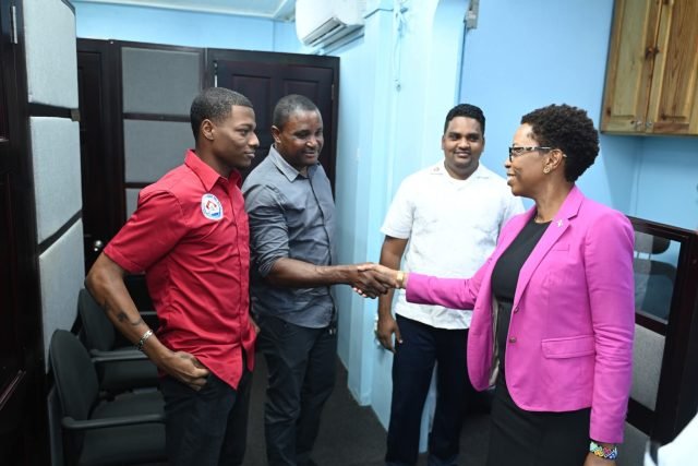 Minister Benn meets staff at the Ministry of Housing