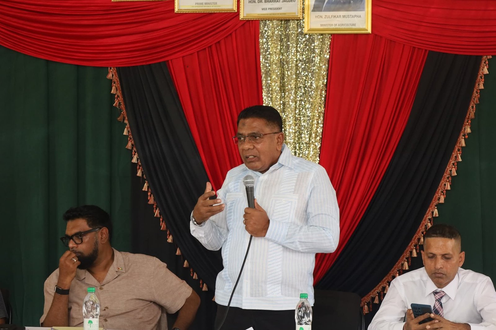 Minister Mustapha addresses farmers at the meeting