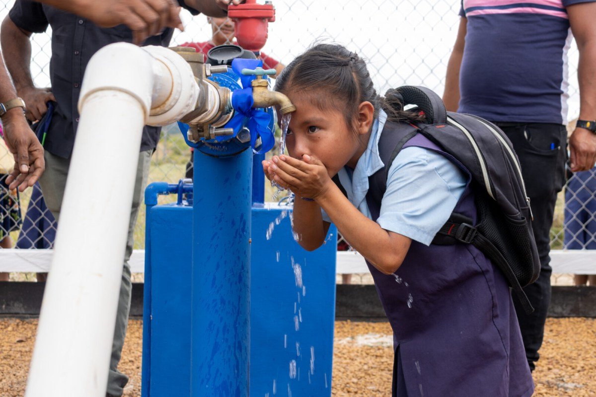 A child in the hinterland drinks water from a water system